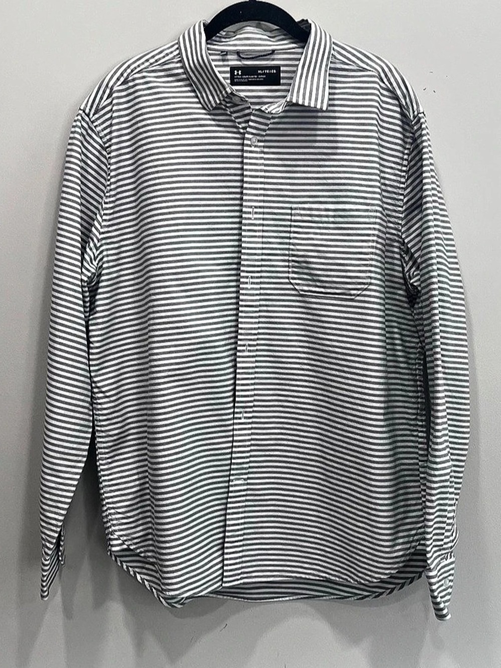 Under Armour Striped Button Up Shirt in Gray & White XL Like New